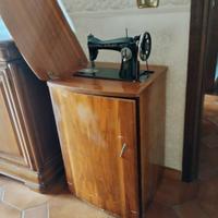 macchina da cucire antica e lavatrice 