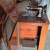 mobile antico con macchina da cucire a pedaliera