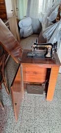 mobile antico con macchina da cucire a pedaliera