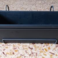 Portavasi neri per balcone 