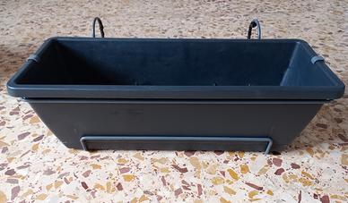 Portavasi neri per balcone 