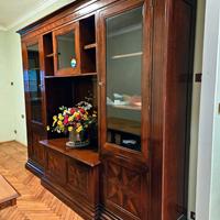 Libreria–vetrina in legno massello con intarsio.
