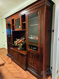 Libreria–vetrina in legno massello con intarsio.