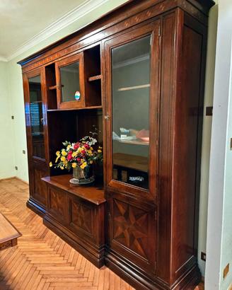 Libreria–vetrina in legno massello con intarsio.