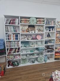 scaffali tavoli divani letti 