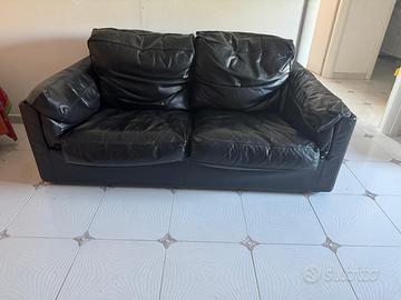Divano di pelle nera