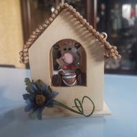 mucchina con casetta di legno