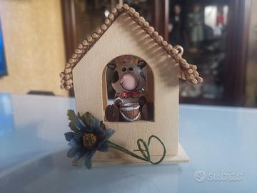 mucchina con casetta di legno