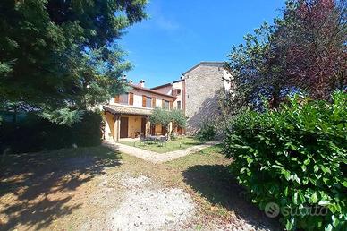 Rustico / Casale di 800 m² con più di 5 locali e b