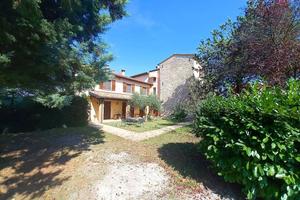 Rustico / Casale di 800 m² con più di 5 locali e b