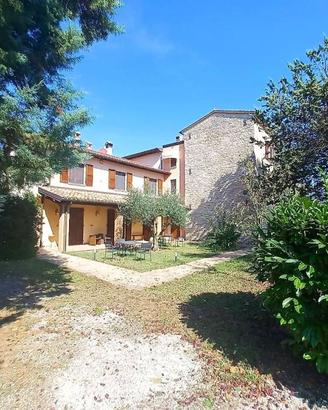 Rustico / Casale di 800 m² con più di 5 locali e b