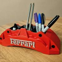 Portapenne a Forma di Pinza Freno Ferrari - Stampa