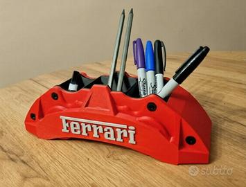 Portapenne a Forma di Pinza Freno Ferrari - Stampa