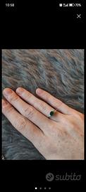 anello con brillantini e brillante verde
