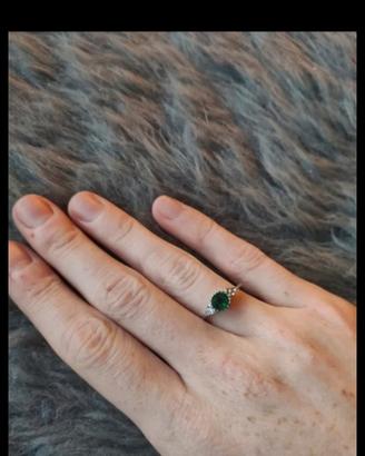 anello con brillantini e brillante verde