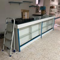 Scaffallatura negozio e bancone