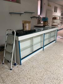 Scaffallatura negozio e bancone