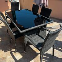Tavolo e sedie in midollino sintetico