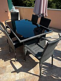 Tavolo e sedie in midollino sintetico