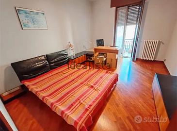 Letto con comodini schienale in pelle