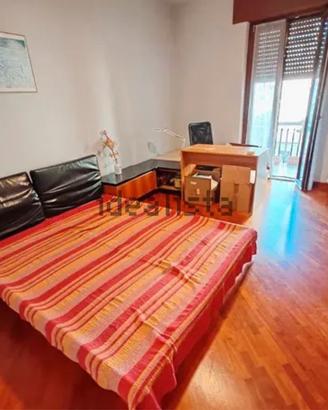 Letto con comodini schienale in pelle