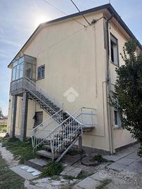 3 LOCALI A ARZERGRANDE