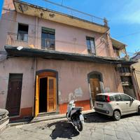 Aci Catena centro, palazzetto singolo vani 5+garag