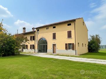 Rustico di testa con 4.000 m² di terreno