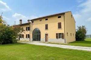 Rustico di testa con 4.000 m² di terreno