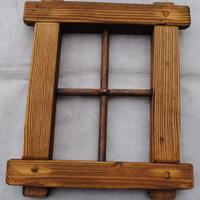 Finestrella arrigianale con grata in ferro battuto