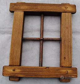 Finestrella arrigianale con grata in ferro battuto