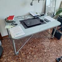 Scrivania in acciaio e vetro su ruote