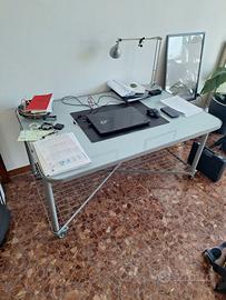 Scrivania in acciaio e vetro su ruote