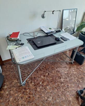 Scrivania in acciaio e vetro su ruote