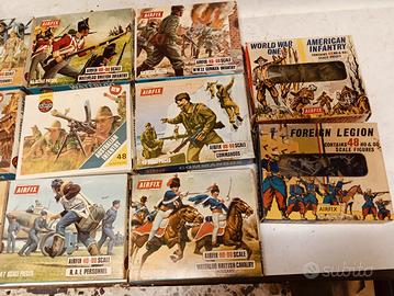 lotto n.14 scatole soldatini