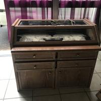 Espositore con cassetti e illuminazione