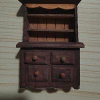 mobile in miniatura di legno