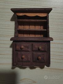 mobile in miniatura di legno