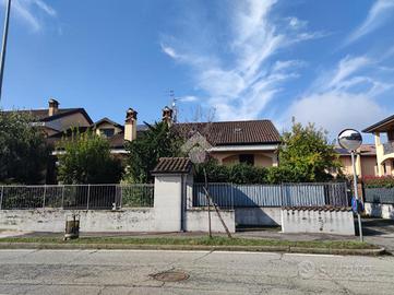 VILLA A SCHIERA D'ANGOLO A BORNASCO