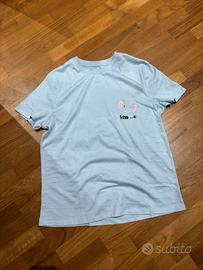 Maglietta azzurra a manica corta con caramella