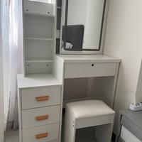 Tavolo da trucco con specchio, luci e sgabello