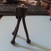 Mini treppiede nero con gambe flessibili