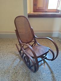 dondolo in noce e paglia di Vienna