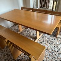 Tavolo in legno con panche