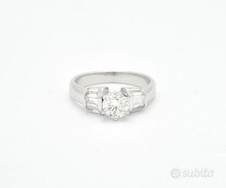 Anello solitario ct 0,80 con baguette laterali