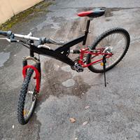 bici mountainbike rosso nera cerchi 26