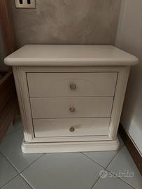 Coppia di comodini classici in legno avorio