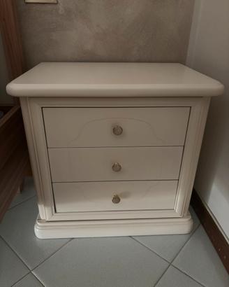Coppia di comodini classici in legno avorio