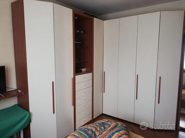 Armadio ad angolo con cassettiera