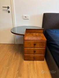 Comodino in legno con piano in vetro e 3 cassetti